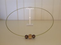 kakigroen metalen ketting met bruine shamballakraal