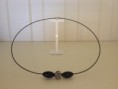 zwarte metaalketting met zwarte shamballakraal